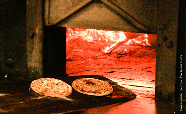 Enquanto muitos restaurantes e casas especializadas em esfihas utilizam fornos à gas, outros como a Casa Garabed assam-nas em antigos fornos à lenha.