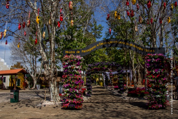 Pórtico com tamancos holandeses pendurados e flores