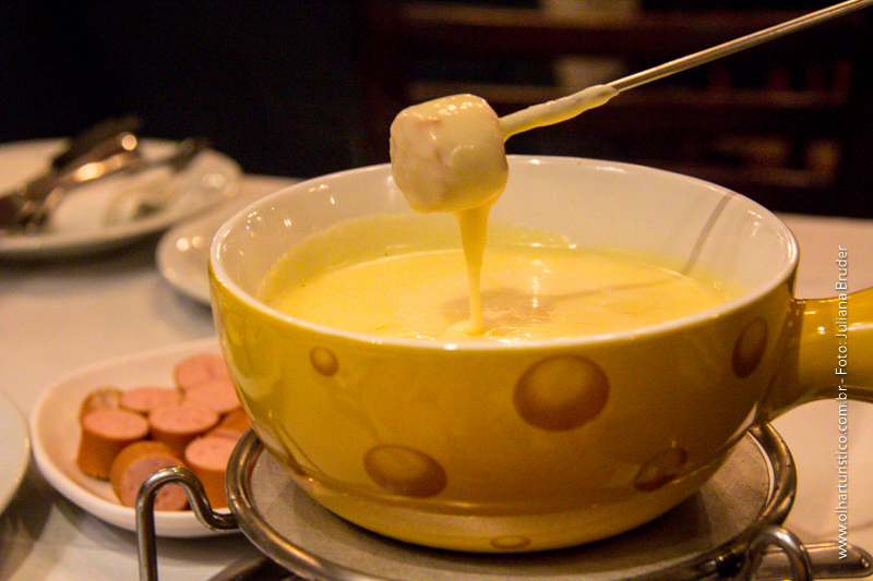 fondue de queijo com salsichas Frankfurt