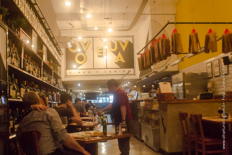 Clima de bar, cozinha de restaurante e muitos vinhos