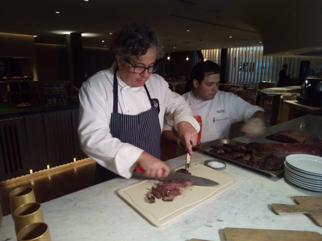 Chef servindo as carnes com suculência e sem sangue